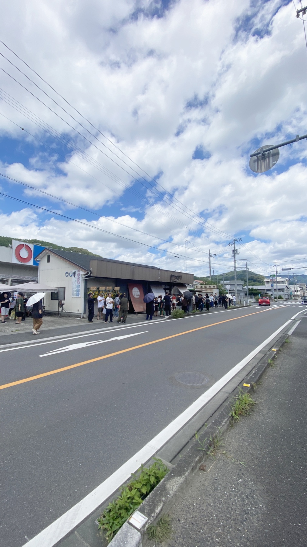 麺や一心の10周年当日に店舗前で順番を待つ大勢のお客様